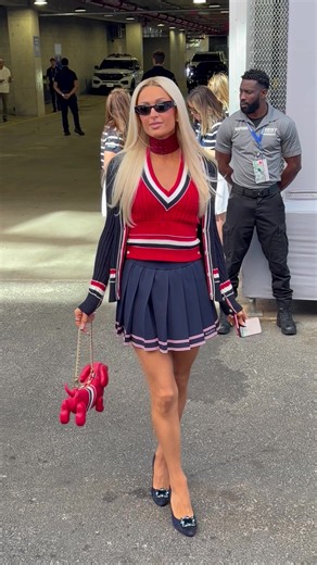 Paris Hilton U.S. Open Outfit: Gucci Pleated Mini & Dog Purse
