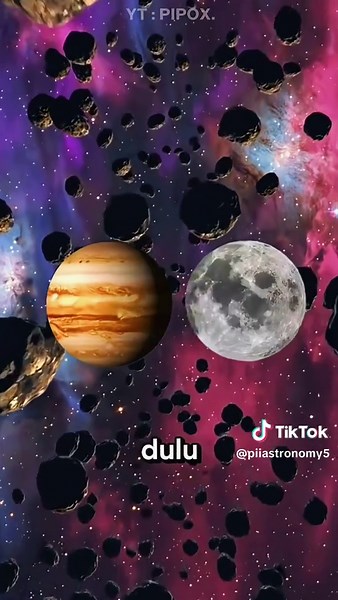 penjelasan singkat👇🏻 1. Peran Bulan dalam menjaga Bumi 🌙 Bulan membantu menjaga kestabilan Bumi dengan beberapa cara: Menstabilkan kemiringan sumbu Bumi, sehingga iklim tidak berubah secara ekstrem. Mengatur pasang surut air laut, yang penting bagi ekosistem laut. Memperlambat rotasi Bumi secara bertahap, membuat hari lebih stabil. 2. Peran Jupiter dalam melindungi Bumi 🪐 Jupiter berfungsi seperti “perisai raksasa”: Gravitasi Jupiter yang sangat kuat dapat menarik atau membelokkan asteroid d