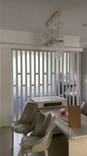 Installed in ten minutes without damaging the wall; insulates against heat in summer.