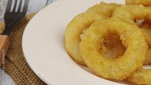 beignets de calamars ou beignets d'oignons, en gros plan, dans une assiette