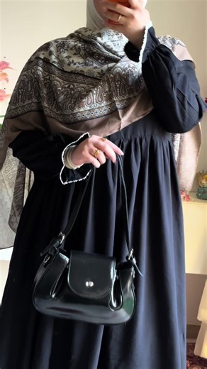 تنسيق فستان لارا الأسود المميز