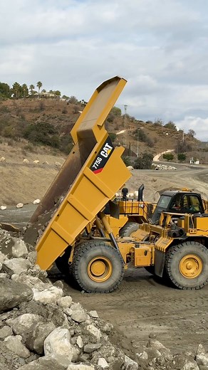 Unloading and ready for the weekend! 💛 #meetthefleet #dirtlife #earthmovement #heavyequipmentnation #heavymachinery #catequipment #heavyequipmentlife #cattrucks #cat775 #quarrylife #heavyequipmentoperator #operatorlife #eventvenue #customerexperience #brandexperience #caterpillarmalaga #letsdothework #caterpillarinc | Caterpillar Demonstration and Learning Centers