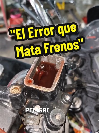 ¡CUIDADO! Si tu freno se siente así, estás en peligro ⚠️🛑 Muchos cometen el error de pensar que solo falta líquido, pero el aire atrapado en las mangueras es el verdadero enemigo. Mira cómo aplicamos un purgado inverso para recuperar la firmeza en segundos. ¡Frenada de acero garantizada! 🛠️🏍️ ¿Tu maneta está firme o parece un chicle? Cuéntame tu modelo de moto abajo. 👇 #tipsdemecanica #biker #diyhacks #taller #moteros