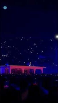 ¡Hasta el suelo! Bad Bunny sufre caída en pleno concierto en CDMX #shorts