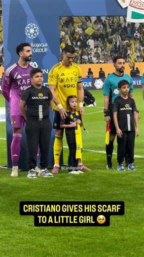 CRISTIANO GIVES HIS SCARF TO A LITTLE GIRL THEN GOES ON TO SCORE Acrobatic Bicycle Kick Goal #shorts