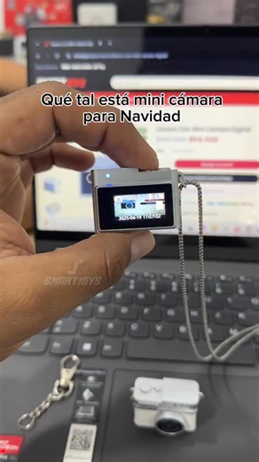 Smartjoys on Instagram: "Llavero con mini cámara digital 😍🤯 Captura momentos inesperados con esta mini cámara 1080P estilo llavero: ligera, discreta, con pantalla a color, flash LED y filtros. Siempre lista, siempre contigo, nunca pierdas la evidencia. Pídela en nuestro sitio web www.smartjoys.co 💰 addi - sistecredito - Sumaspay"