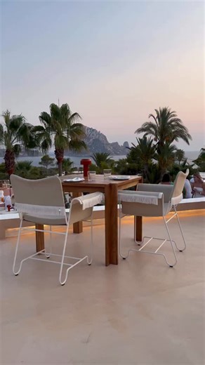 The Ibiza Sunset Guide: La Mirada at Petunia Ibiza La Mirada at Petunia Ibiza is a relaxed dinner and drinks spot overlooking Es Vedrà, with uninterrupted sunset views across the coastline. The setting is calm and elevated, designed for lingering rather than rushing. It works well for sunset drinks, romantic dinners, or early evening plans that centre around the view. You can book just for drinks, making it an easy option even if you are not committing to a full meal. €€€ | Ibiza 2026