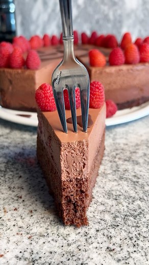 🇺🇸⬇️🇩🇪 (Werbung) Die beste Himbeer Schokomousse Torte aller Zeiten! Saftiger Brownieboden und cremige Schokomousseschicht mit frischen Himbeeren. So gut! Verwendet habe ich die sensationelle Schokolade von @valrhona_de_at , hier die Sorten Jivara und Caraïbe. Die Qualität dieser Schokoladen ist einfach unschlagbar, probiert sie unbedingt mal aus! 📍 Rezept: Für den Brownie Boden: * 200 g Valrhona Schokolade Jivara * 180 g weiche Butter * 120 g Zucker * 1 Päckchen Vanillezucker * 3 Eier * 120