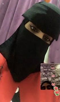 سعودية مع صديقها يطلب منها تعمل هذا الشي بث مباشر