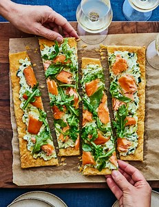 Mon nouveau livre RECEVOIR sort dans… 4 dodos! 🤩 Et aujourd’hui, je vous dévoile une recette chic, et vraiment pas chère, pour recevoir sans se casser la tête : Une tarte fine au saumon fumé! Courgette, fromage de chèvre et saumon fumé sur une pâte feuilletée croustillante : Servi avec un bon verre de blanc, vous allez passer une belle soirée, c’est assuré.😉 Dans mon nouveau livre, je vous donne plein d'idées pour des soupers improvisés pour recevoir de façon spontanée. Il sera disponible part