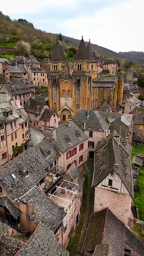 On vous transporte quelques secondes dans une étape incontournable du chemin de Saint-Jacques : Conques et son abbaye 🤩 📍 GR®65 > Le Puy-en-Velay 👉 Saint-Jean-Pied-de-Port 🥾 🎥 ken4photo #GR65 #cheminsdesaintjacques #compostelle #itinérance #rando #viapodiensis | Chemins de Saint-Jacques