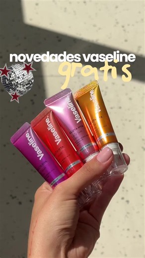 AMOREEEES Vaseline Gluta-Hya Lip Sérum Gloss, gratis en el stand de Druni en festivales ⭐ el bálsamo labial que hace de todo también lo tenéis gratis en el stand de Druni este verano. El Vaseline Gluta-Hya Lip Sérum Gloss va cargado de 4 tipos de ácido hialurónico, tecnología GlutaGlow y SPF15, dando hidratación al instante mientras aporta un toque de color con acabado gloss y ayuda a que los labios se vean más voluminosos. Pasaos por el stand de Druni y llevaos el vuestro antes de que se acaben