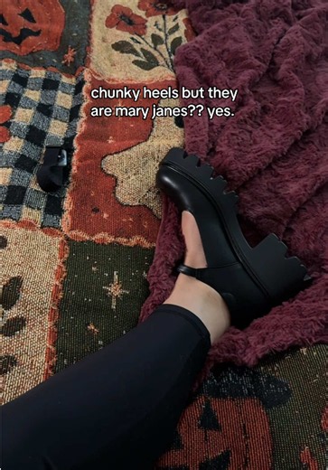 the best combo, comfy and aesthetic! true to size and they actually don’t hurt my feet (good cushion in the back)🖤 #maryjaneshoes #maryjanes #fallaesthetic #chunkyheels #sohochic