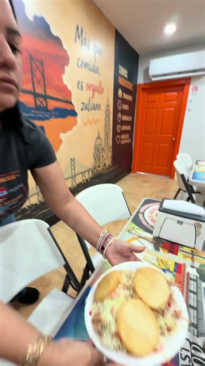 Los maracuchos somos así!! No hagan lo mismo que después tengo que pagarla yo… si compras 2 la tercera es gratis #miamifoodies #comidamaracucha #doralfood #doral #arepasdepernil