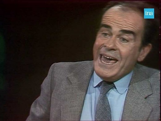 PETITE PHRASE CULTE. Georges Marchais est en pleine forme quand il participe à l'émission " Cartes sur tables " en 1980. Il répond aux questions de Jean-Pierre Elkabbach et Alain Duhamel. Sa prestation sera remarquée par l'emploi de petites phrases savoureuses, dont la plus connue : " Fais les valises on rentre à Paris !" | INA
