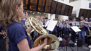 75-strong flashmob, and they're all French horns... 📯🎶📯🎶📯🎶 This is Julian Lloyd Webber conducting French horn players from Royal Birmingham Conservatoire. | Classic FM