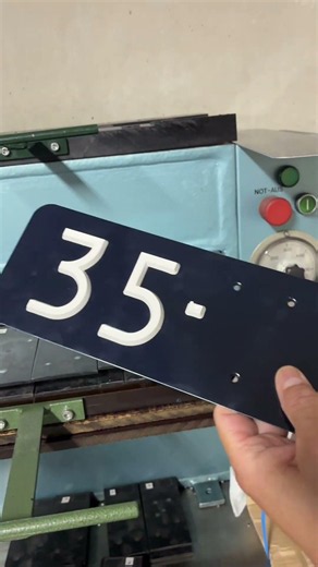 Imparts Achter de schermen het maken van klassieke blauwe kentekenplaten