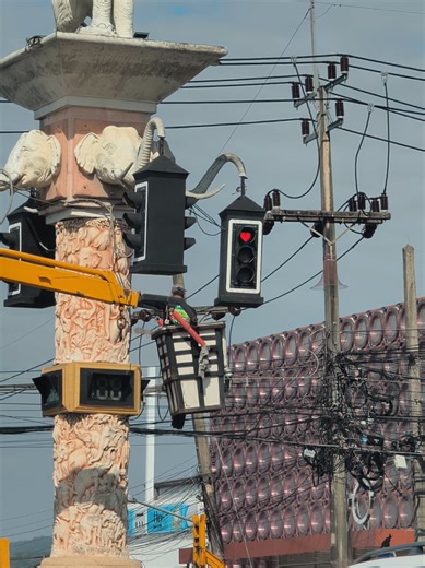 ไฟแดงที่ถูกตกแต่งด้วยหัวใจ ❤️🚦 ถ้าใครเจอที่ไหน…ถ่ายรูปส่งมาดูกันหน่อยนะครับ อยากรู้ว่ามีหัวใจดวงนี้อยู่มุมไหนของเมืองกระบี่บ้าง #วาเลนไทน์ #เทศบาลเมืองกระบี่ #เทศบาลOneTeam #นายกอิท