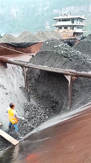 87K views · 614 reactions | The whole process of self unloading ship's manual unloading | Viral tracking | Facebook