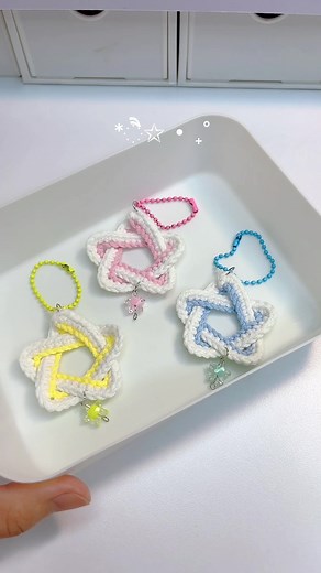 Crochet Star Keychain ✨ Quick & Easy 💞 #crochet #crochetstar #crochetstarkeychain #crochetkeychain #crocheteasy #xuxucrochet