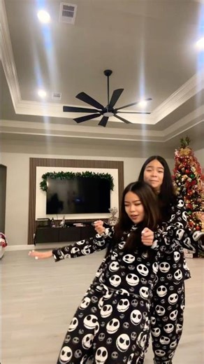 Santa Tell Me 🎅 #christmas #dance #arianagrande