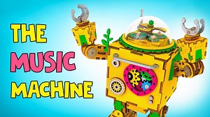 Un robot musical con canciones de cuna para Sam🤖 Qué necesitas para parecer fresco y alegre? Así es, ¡una buena noche de sueño! ¡Pero Sam no duerme lo suficiente! Porque su amiga humana Su dejó de cantarle canciones de cuna antes de irse a la cama. ¡Así que, definitivamente Sammy no se siente refrescado! ¡Pero Su tiene una gran idea! Hoy desempacaremos y armaremos un increíble robot musical. ¡Su nombre es Orfeo! Tocará canciones maravillosas para Sam. ¡Abramos la caja! Dentro, hay todo un mundo