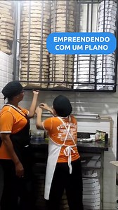 A verdade é que quando eu comecei no digital, há 10 anos, a demanda era muito maior do que a oferta. E por isso, quem entrou nesse mercado naquela época, viveu o lema que eu costumo dizer: em terra de cego, o caolho é rei. Só que uma parada muito louca aconteceu depois da pandemia e do boom 💥 da internet: a demanda aumentou mais ainda, mas agora a terra não é mais de cegos, porque a oferta aumentou muito também. Agora tem quem tenha dois olhos, um binóculo, olhos pra trás e sabe-se lá Deus o qu