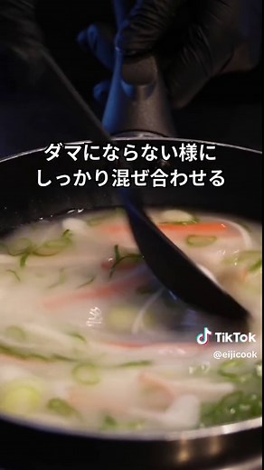 【まるで町中華！】自宅で簡単！カニかまあんかけチャーハンの作り方 今回は、冷凍チャーハンを使った、簡単でありながら本格的なカニかまあんかけチャーハンの作り方をご紹介します！ズボラ飯ですが大満足のレシピです。 【カニかまあんかけチャーハン】 〈材料〉2人前 冷凍チャーハン 1/2袋（225g） カニかまぼこ（ほぐす）4本 青ねぎ（小口切り）1/4本 ◻︎あんかけ調味料 水 180ml 鶏がらスープの素 大さじ1/2 片栗粉 大さじ1 〈作り方〉 ①冷凍チャーハンを電子レンジで温める。 ②フライパンにカニかまと青ねぎとあんかけ調味料を全て加え、よく混ぜ合わせる。 ③中火にかけ、ダマにならない様に混ぜながしっかり加熱する。 ④とろみがついて沸騰すれば火からおろし、温めたチャーハンにあんかけをかければ出来上がり！ 〈ポイント〉 ・あんかけは片栗粉が入っているので、ダマにならない様にしっかり混ぜながら加熱して下さい。 沸騰させる事で、とろみが安定し、粉っぽさが無くなります。 〈補足〉 ・あんかけの具材は海老や鶏肉など、お好みのものをお使い下さい。 #冷凍チャーハンレシピ #カニかま #あんかけチ