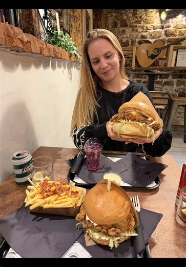 |oglas| Označi osebo, ki te mora peljati na burger!🍔 #gremojest v Smash Burger Place, Koper🖤 Smash burgerji, ki jih komaj primeš z obema rokama – in končno tudi chicken! 🍔🔥 Skrit med ozkimi uličicami Kopra, majhen plac z velikim karakterjem in še večjimi burgerji. Smash Burger Place ostaja zvest konkretnim porcijam, zdaj pa navduši tudi s hrustljavimi chicken burgerji. Classic ali Honey Mustard Chicken? Oba nevarno zasvojljiva. Burgerji so res ogromni – za sladek zaključek pa po novem še tir