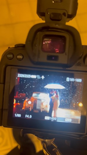 Cuando hay lluvia el día de la boda ✨ en esta ocasión utilizamos el auto clásico para unas tomas antes de que la fiesta comenzara, de repente llegó la lluvia y pues aprovechamos para hacer un #backlight ✨ #alejandrosouzaphotographer #behindthescenes #fotografodebodas #weddingphotography #inspiration #creative WP @osvaldo_martinezweddingplanner Auto clásico: @autoepoca_ Venue: @fincabyalofa | alejandro souza | photographer