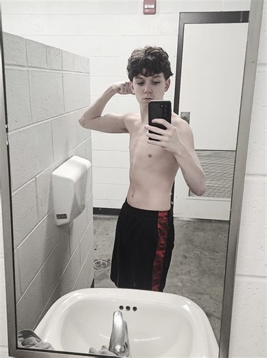 Lifting during the spring has to be a top 5 thing for me ever 😁 ain't no better time to do it 🤷‍♂️ #lifting #roadtoaplate #core #biceps #fyp