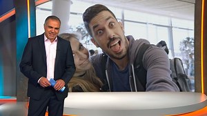 Gerade im Urlaub ist Hauptsaison für Selfies. Aber was ist mit den Leuten, die neben einem auf dem Bild sind, darf man sie einfach so posten? #Galileo | Galileo