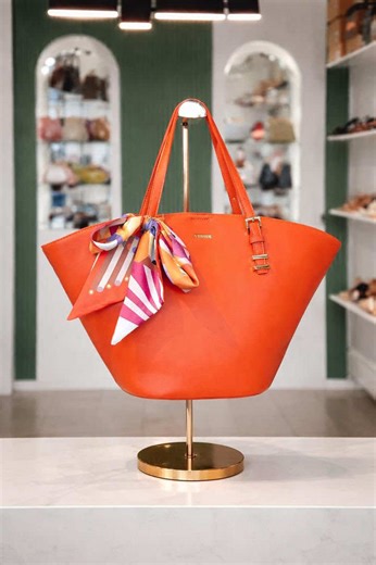 We have a bag to cover all your intentions. Introducing the Versee Handbag🎉🎉 Colors available:Refer to the video Price:$31/186000 ssp WhatsApp 0921444333 to make an order out shop is located at st kizito roundabout second floor of brilliant pharmacy #southsudanesetiktokers🇸🇸🇸🇸🇸🇸 #junubia😍big❤southsudan🇸🇸 #fyp #famous #newstock