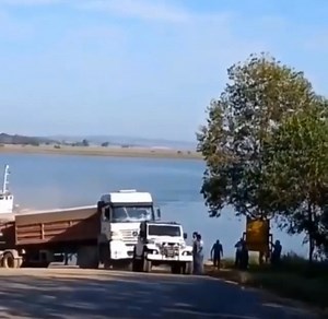 Troller botando pressão e puxando uma carreta bitrem pesada na saída da balsa. | Só Pesados