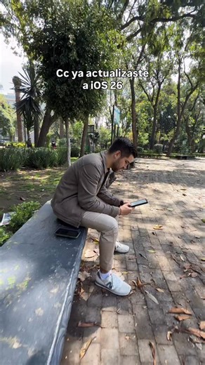 Así puedes utilizar iOS 26 en tu iPhone 🤝📲 #iphone #ios26 #iphonetips #parodia #apple | Dime HectorG