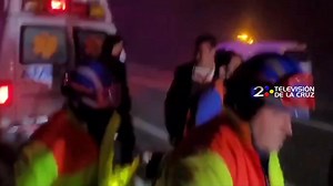 🚨ELOTA| VUELCA CAMIÓN DE PASAJEROS POR LA MAXIPISTA MAZATLÁN CULIACÁN A LA ALTURA DE PUEBLO NUEVO HAY 19 PERSONAS LESIONADAS Redacción La madrugada de este domingo un camión de pasajeros de la línea Pacífico Discovery carro 1149, la cual pertenece a una agencia turística, volcó en el kilómetro 80 100 de la maxispista mazatlán culiacán a la altura de pueblo nuevo, la unidad venía de Guadalajara, 19 personas resultaron lesionadas. El percance ocurrió luego de qué un vehículo Toyota Corolla, que c
