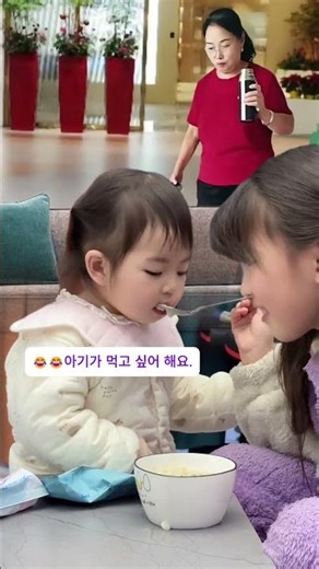 baby playing with sister 😂 언니 먹는 거 보고 한입 달라고 조르는 아기 넘 귀여워ㅎㅎ 😆💖💜