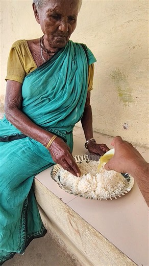 Respect old woman 🙏💯❤️#trending #viral #shorts #humanity #kindness #help