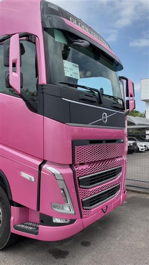 Caminhões Rosa: Beleza Sobre Rodas com Volvo e Scania