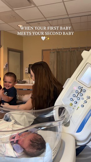 An unforgettable moment 🤧 he’s still adjusting for sure. Right now he mimics her when she cries it’s so cute 😭 #firstbabymeetsnewbaby #siblingsmeeting #2under2 #toddlermeetsnewborn