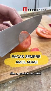 Vocês pediram e nós trouxemos: como manter suas #facas #afiadas. Lembrando que existem diversos jeitos diferentes de afiar uma faca, mas alguns conceitos são comuns a todos: Para #afiar, você deve usar uma pedra de amolar umedecida, e nela passar o gume (parte da faca que corta) com a mesma inclinação e no mesmo número de vezes dos dois lados, seguindo o desenho da lâmina correndo por toda sua extensão. Depois, para #amolar, seguir o mesmo processo na chaira, que não precisa estar úmida, a segur