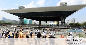 重さ６千トン屋根釣り上げ　五輪水泳会場、建設真っ最中