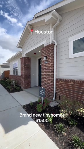 Are you over apartments but not ready to buy? This ones for you. Hmu 📱 7255026557 #downtown #movingtohouston #movetohouston #highrise #luxuryapartments #apartmentlocator #midtown #heights #medicalcenter #galleria #eado #downtownhouston #houstonliving #htx #houstonrealestate #htxhighrise #heights #houstonlocator #highrise #downtownhtx #houstontx #htxapartments #galleria #houstonapartments #tinyhomes