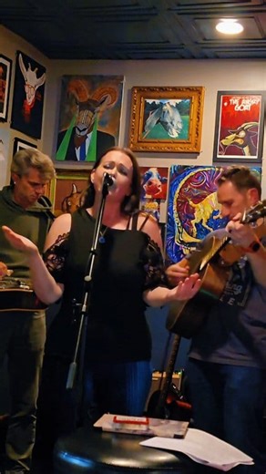 I had the absolute joy of singing “Angel from Montgomery” with the incredible North Star String Band last Tuesday. These guys are pure talent — kind, genuine, and a true joy to share music with. I can’t wait to sit in with them again on the last Tuesday of November! Feeling so blessed to have connected with such beautiful souls through music. 🎶💫 Dan W – mandolin Terry Kedley – guitar Steven Day – lap steel Ron Permoda – double bass #AngelFromMontgomery #NorthStarStringBand #MaryMonroeMusic #Li