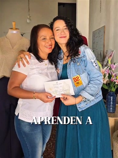 Hoy estamos llenas de orgullo 💙✨ Ver culminar a @eldrisrojas su curso de Corte y Confección en nuestro atelier Lirios de Amor es una alegría inmensa. No solo porque terminó con éxito sus clases, sino porque fuimos testigos de su constancia, su dedicación y el amor que puso en cada puntada. Eldris llegó con sueños y hoy se va con herramientas, seguridad y mucho talento para seguir construyendo su camino en el mundo de la costura. Gracias por confiar en nosotros y en este espacio que nació para f