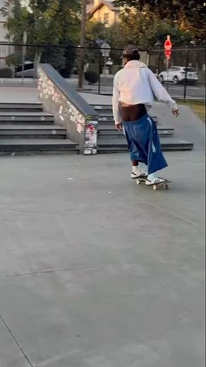 Pant sagging evolution in skateboarding