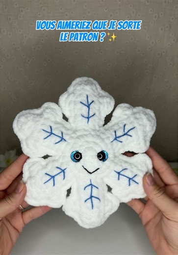 POV : t’as écrit le pattern d’un flocon de neige en crochet ❄️ Vous aimeriez que je sorte le patron ? ✨ #crochet #peluche #crochetpattern #crochetdesigner #crochetersoftiktok