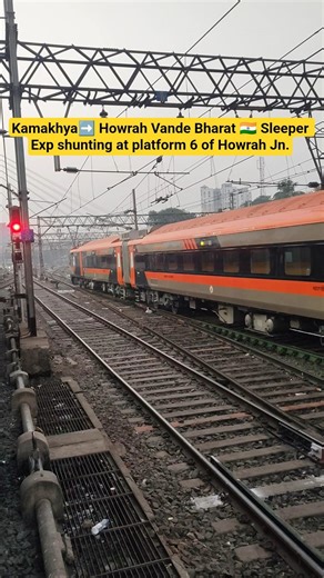 Kamakhya Howrah Vande Bharat 🇮🇳 Sleeper Express shunting at platform number 6 of Howrah Jn.