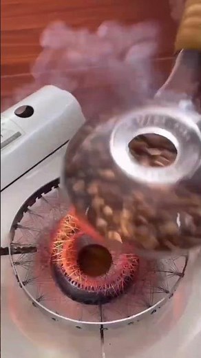 This is the manual method of roasting coffee beans using a simple and practical roasting tool #viral