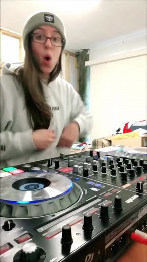 Trying out loop tricks on my controller! Always can be better, but I thought this was cool 🤙🏻